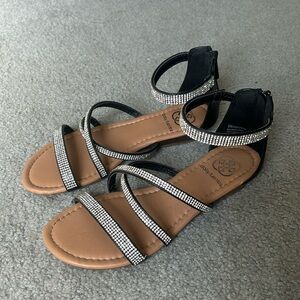 Homecoming Daisy Fuentes Nice dressy sandals size 6 but can fit a 7